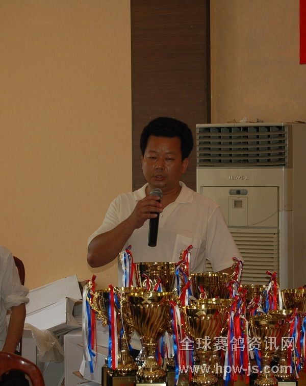 饒平縣信鴿協(xié)會副會長葉國炎主持頒獎
